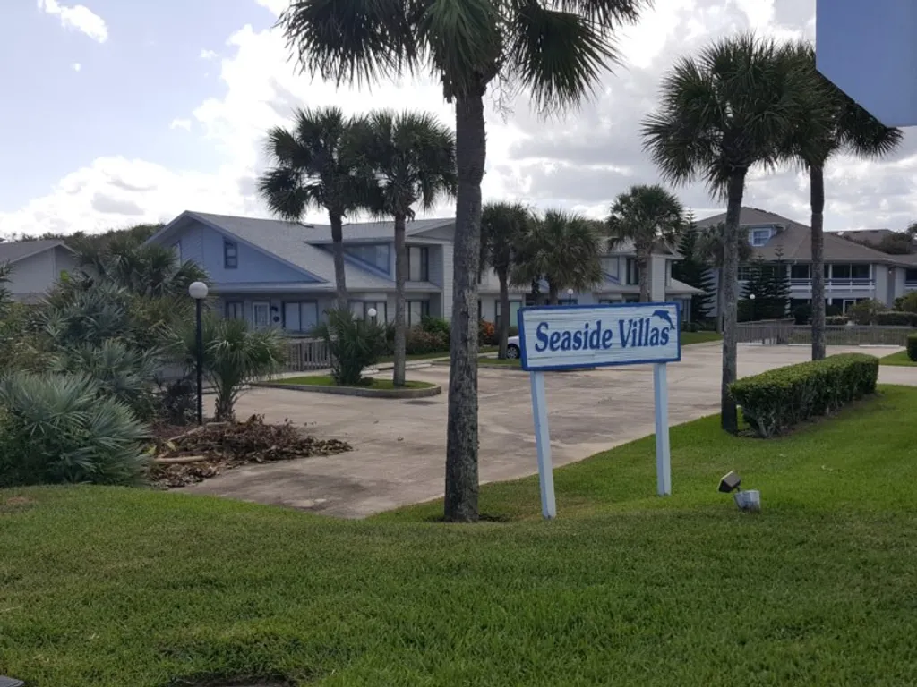 Quaint condo with pool and across the street from Beach