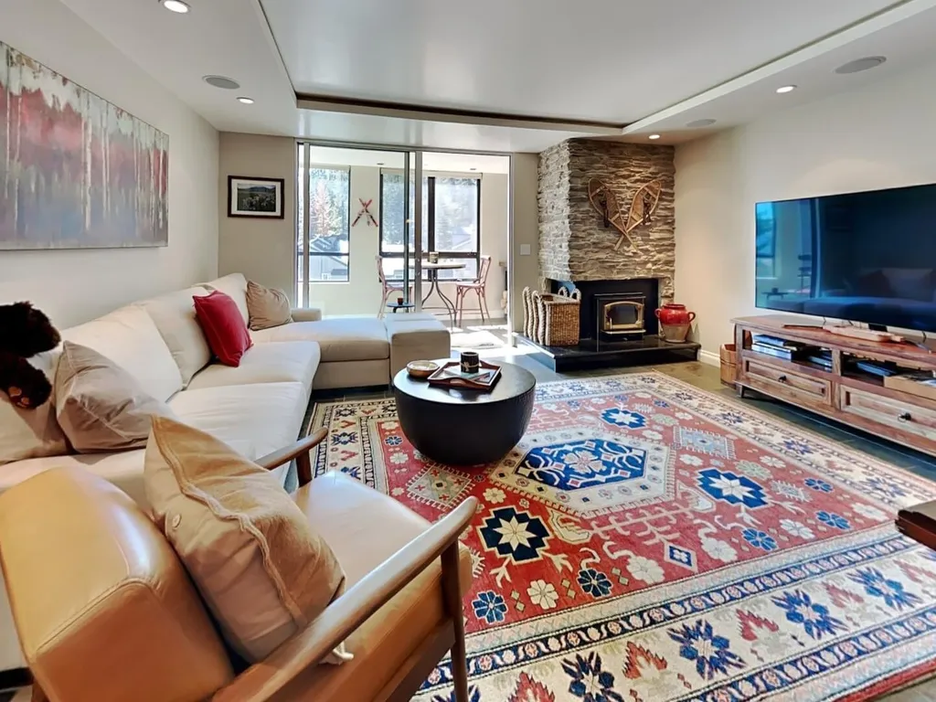Beautiful 2 Bedroom Condo with Amazing View! Spacious Layout and Great Location! (Unit 306 at 1849)