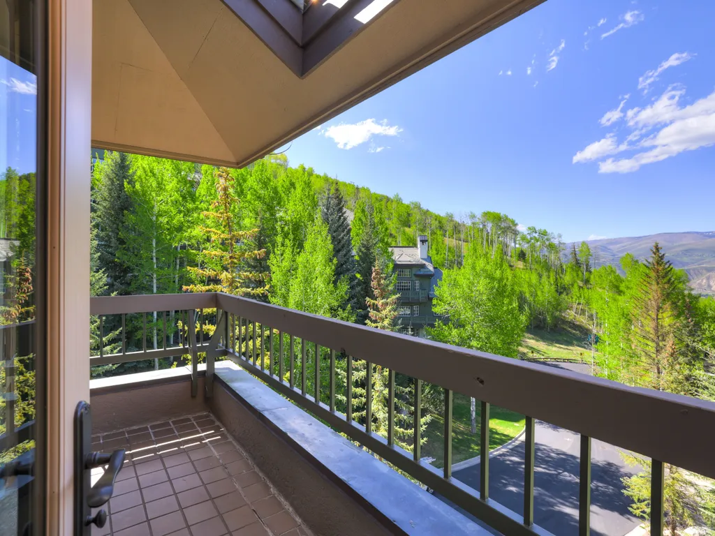 Scenic Penthouse Condo for 10, Ski In at Pines Lodge! | Vail Resorts