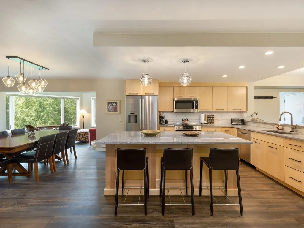 2112 The Pines