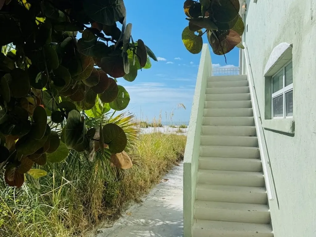 763 NORTH SHORE DRIVE- UPSTAIRS