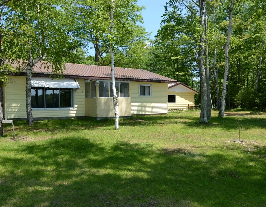 Lakeside Bills Bay Cabin