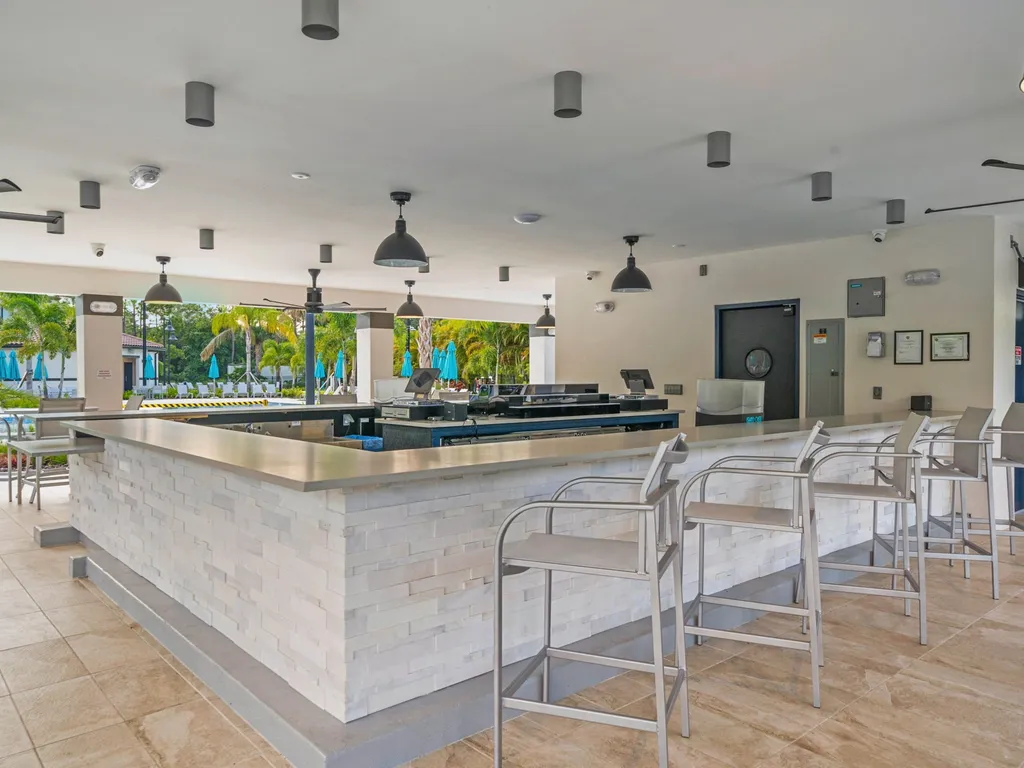 Tropical Dreams Townhome At Vista Cay Close to all attractions 
