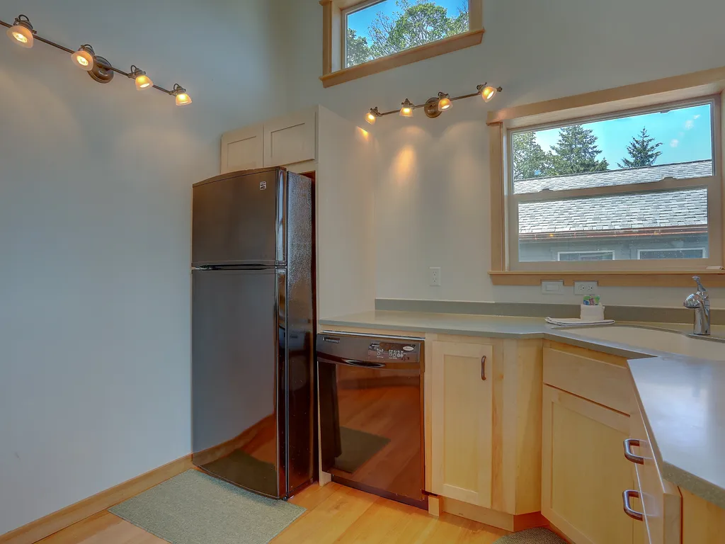 Hutson's Bridgeview House with HotTub &amp; Huge Walk in Shower- 30 day min
