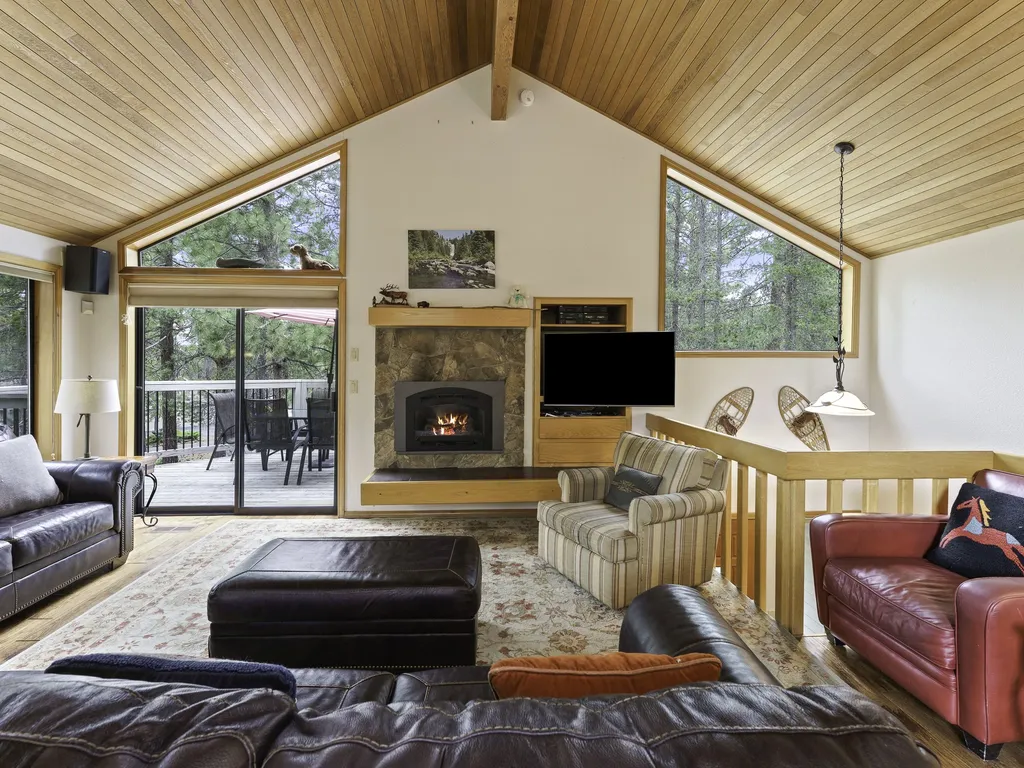 2 Quail Home Private Hot Tub, Steps from SHARC and short walk to the Sunriver Village