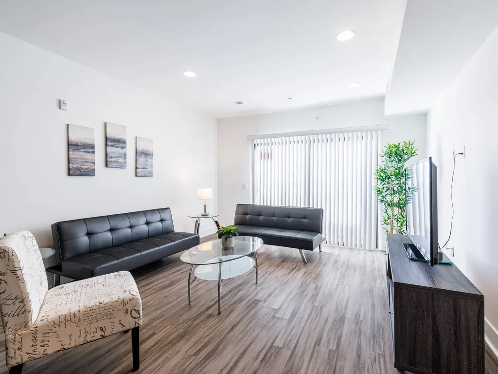 2BR Fully furnished Apartment on Hawthorn Ave Hollywood