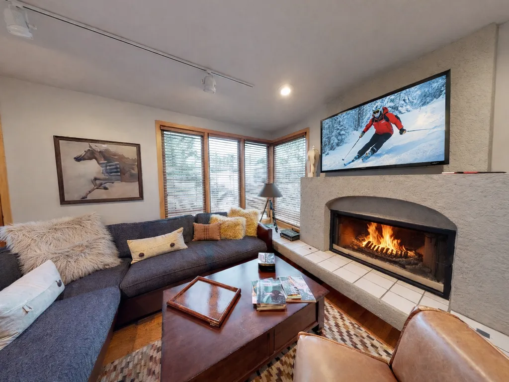 1382 Empire Mountain Escape Hot Tub and Ski Access