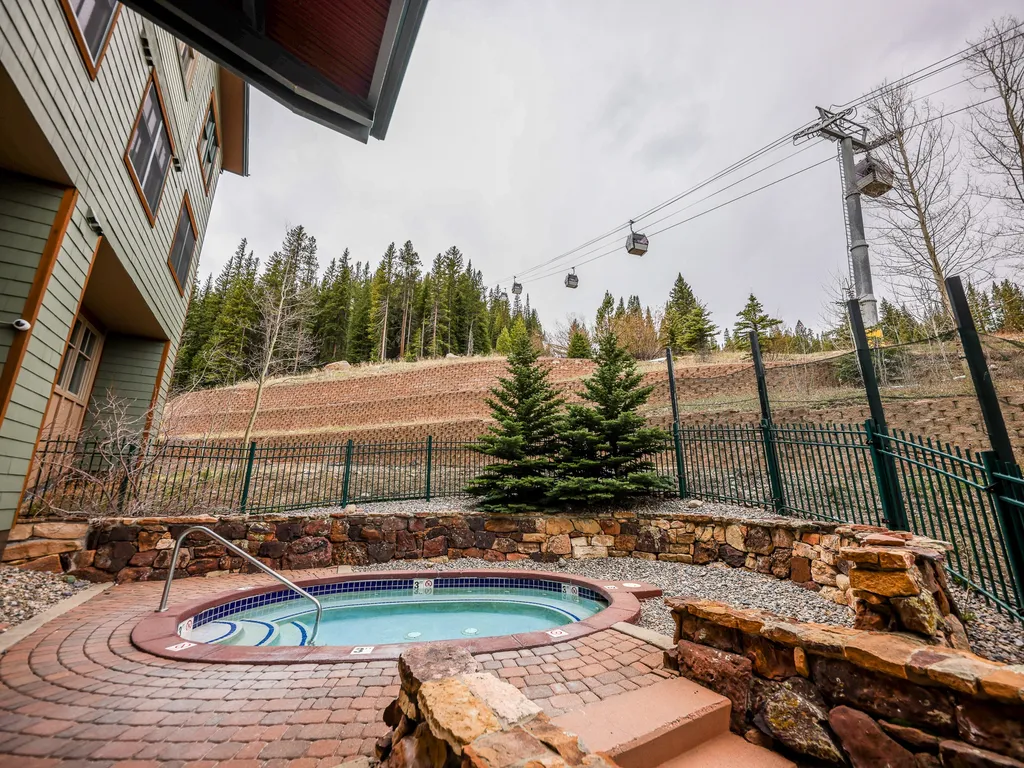 Zephyr Mountain Lodge 1504