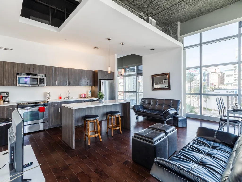 Deluxe Studio in a Glass Walled Building in Hollywood- Amazing View of City