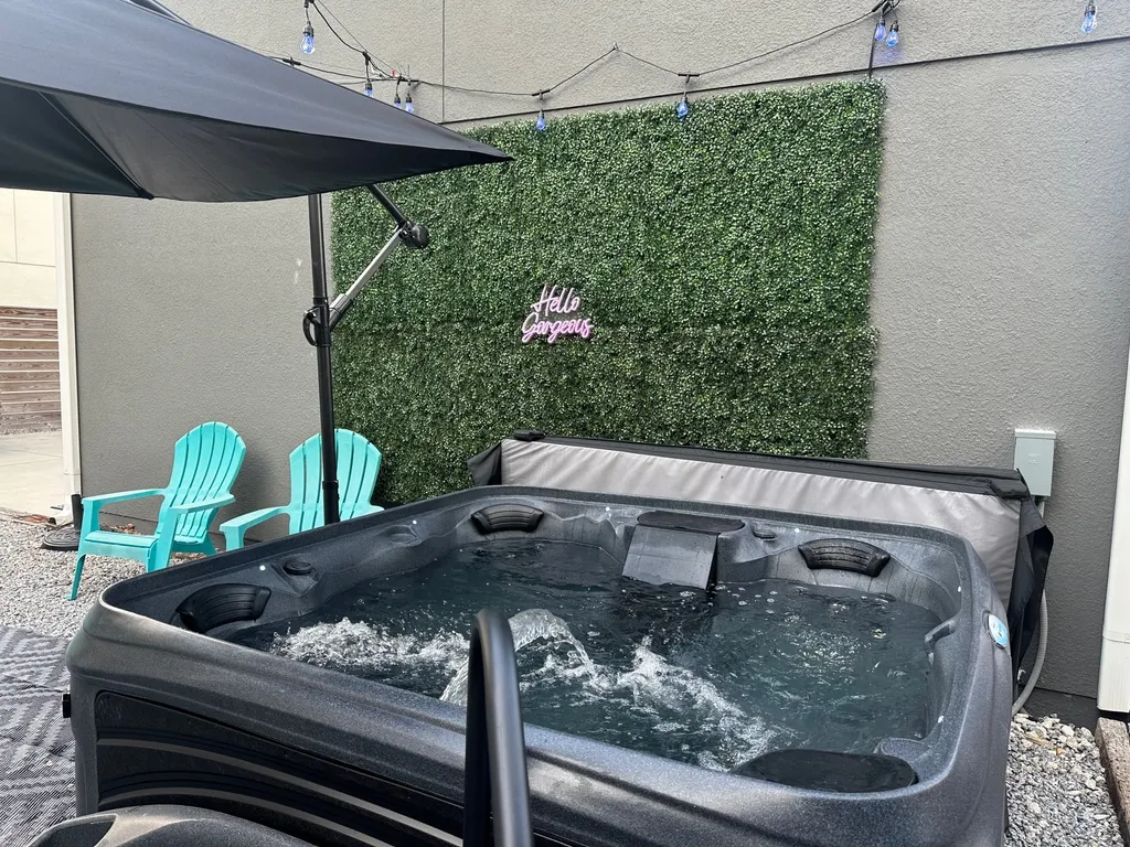 Pet Friendly Modern Zen Studio Retreat with Hot Tub