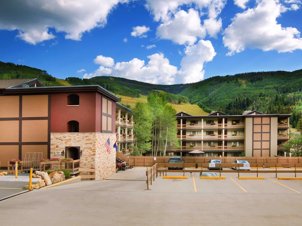 Newly Remodeled Condo Wren 201 with Creekside Views of Vail Mountain