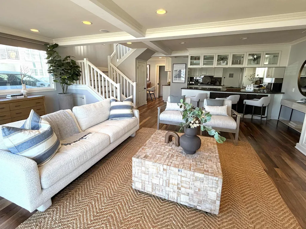 1011 N Bayfront | Lovely 5 Bedroom Balboa Island Bayfront