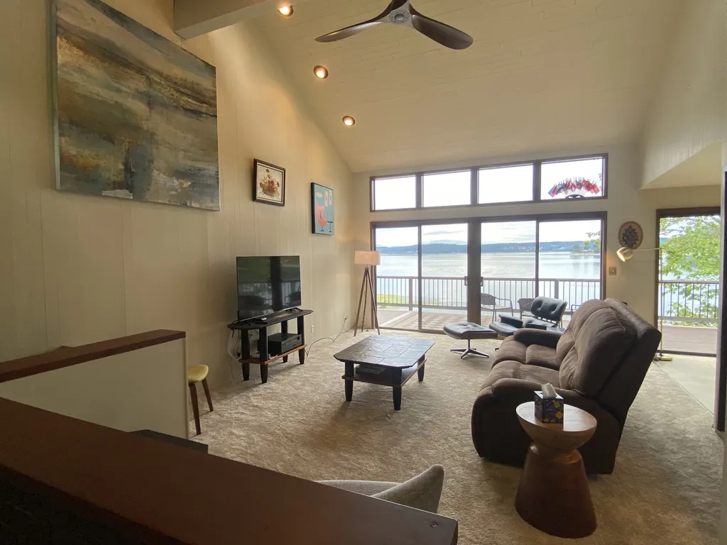 PNW MCM 155ft Private Waterfront Gem on Raft Island w/Hot Tub