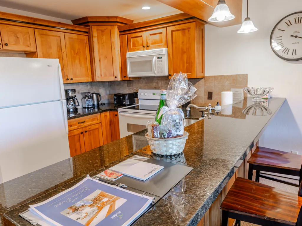 Snowmass 2BR Getaway Pool, Hot Tub &amp; Ski Access- D2