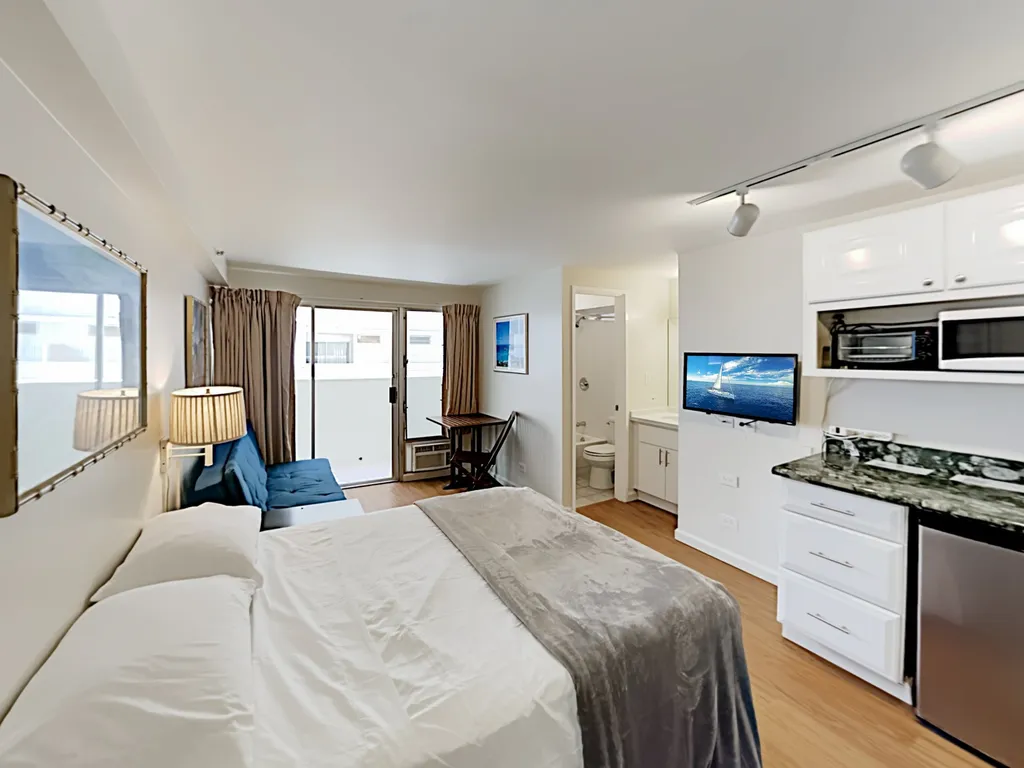 Cozy Kuhio Village Studio