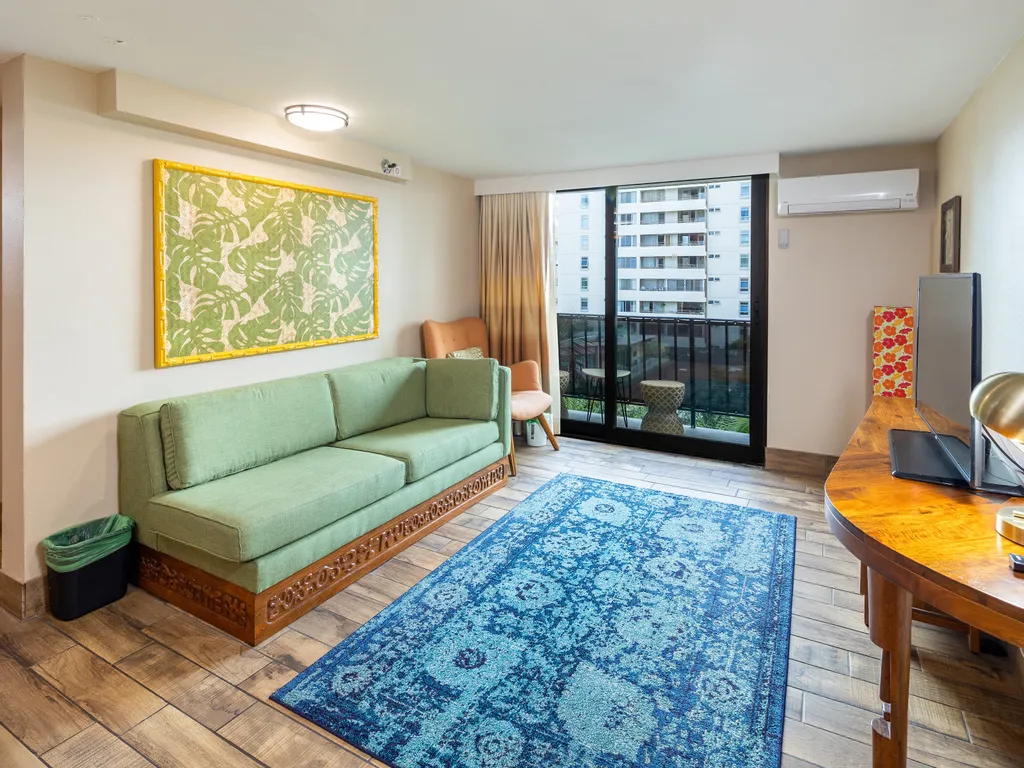 Gorgeous One Bedroom Bamboo Blocks from the Beach