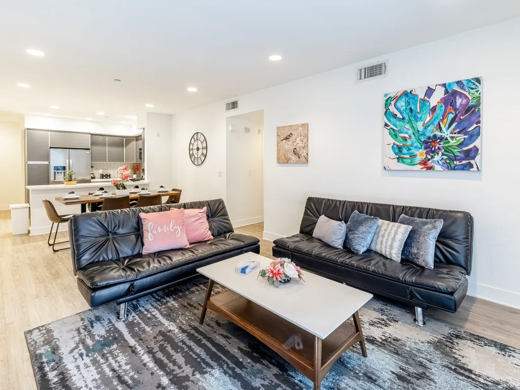 Fully furnished 3 Bedroom Apartment on Poinsettia Place