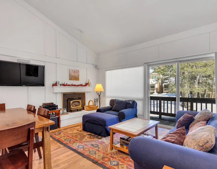 Stylish, Remodeled Condo- Creekside #14