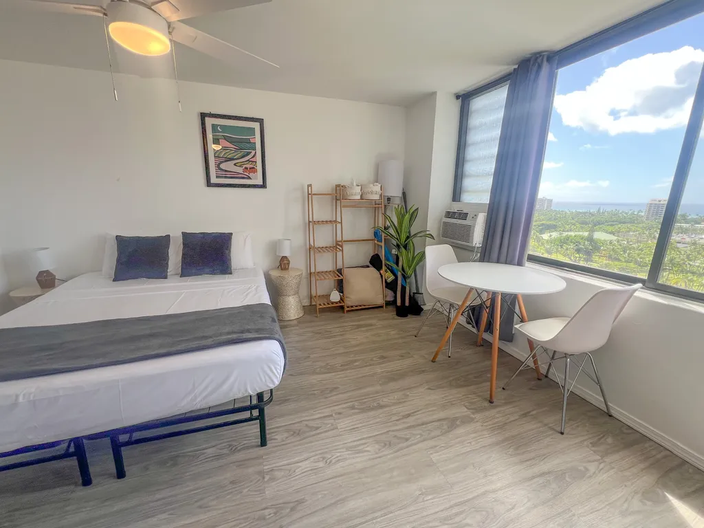 Trendy Hawaiian Monarch Studio