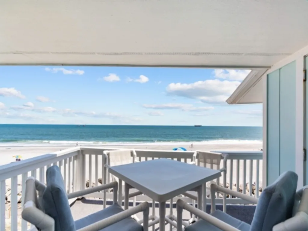 Ocean Breeze- Stunning Views- Oceanfront- 3rd floor- You deserve a beach vacation!