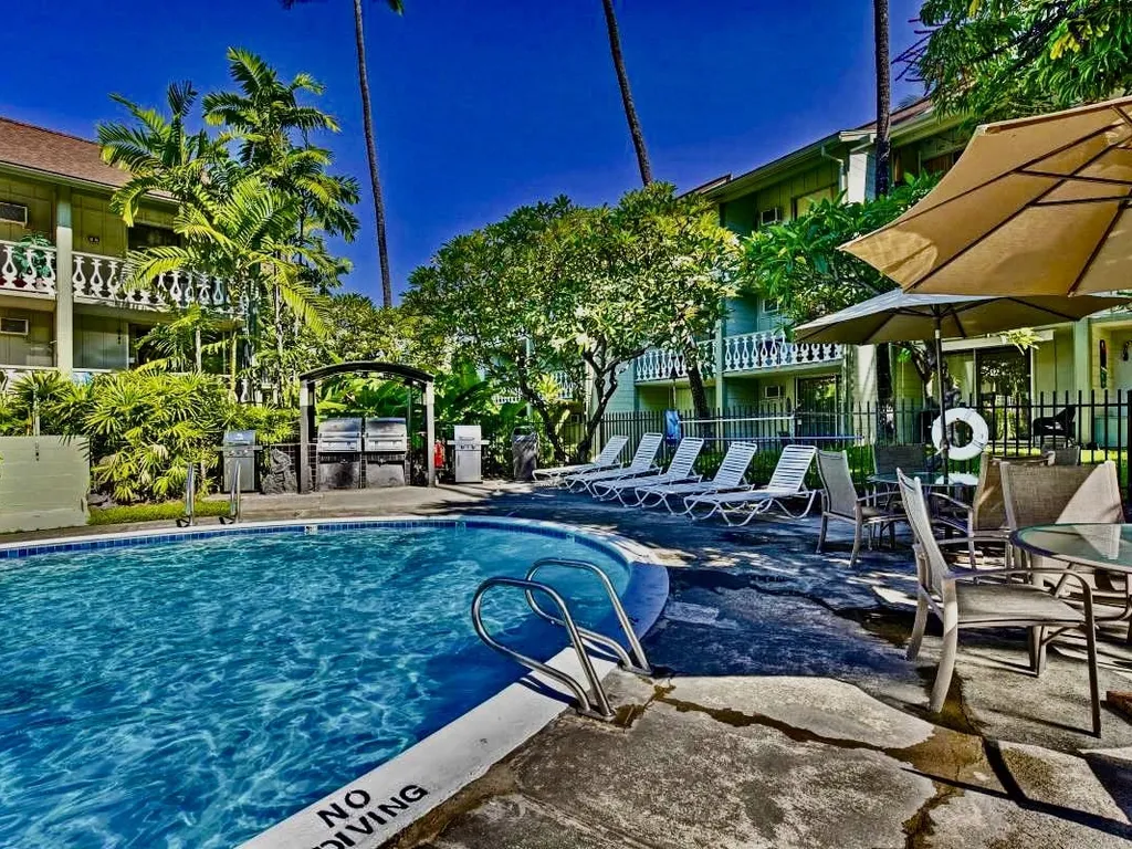 NAUTICAL THEME GARDEN VIEW STUDIO- KONA ISLANDER INN CONDOS