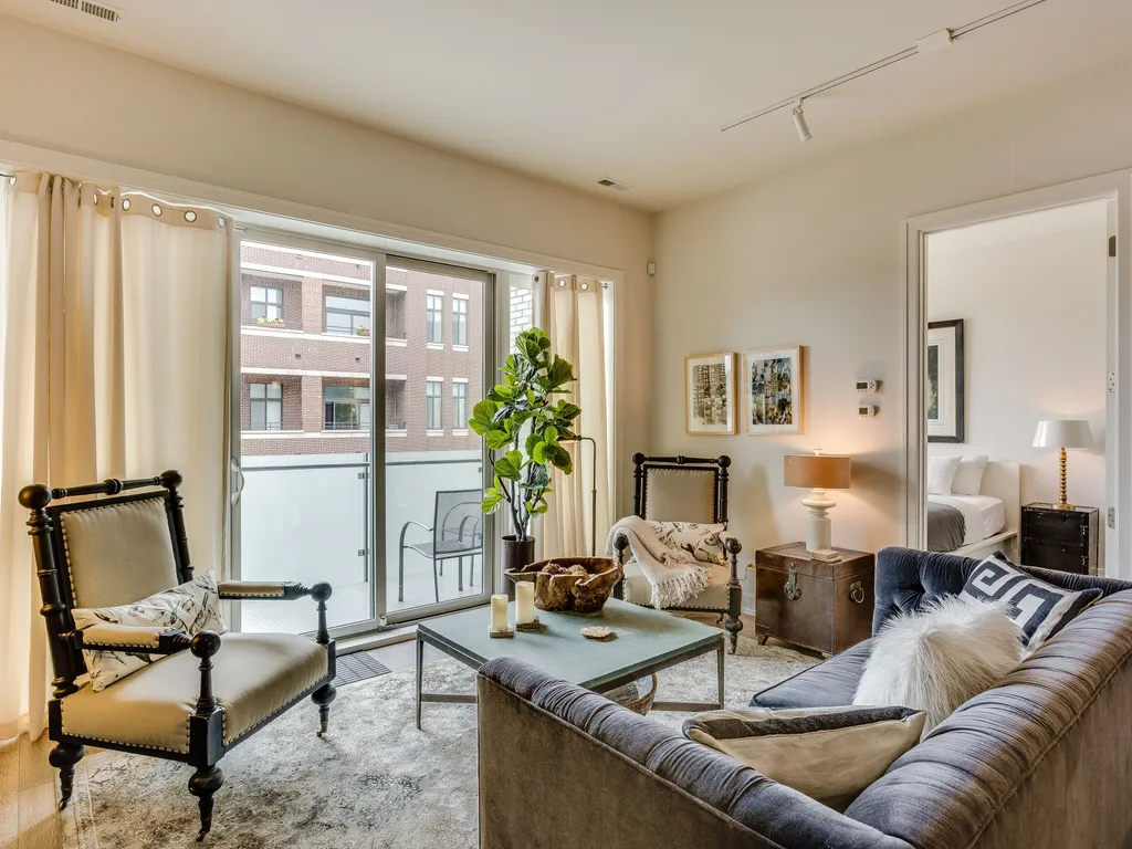 Designer 3BR with Balcony &amp; Elevator on Clark!
