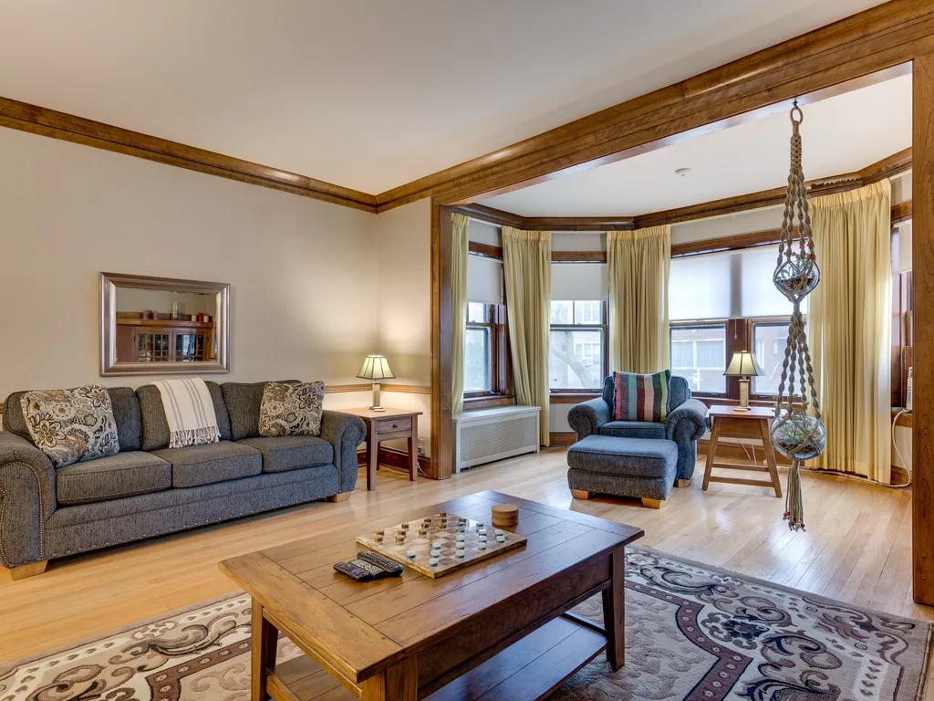 Beautiful Three Bedroom Apartment near Loyola