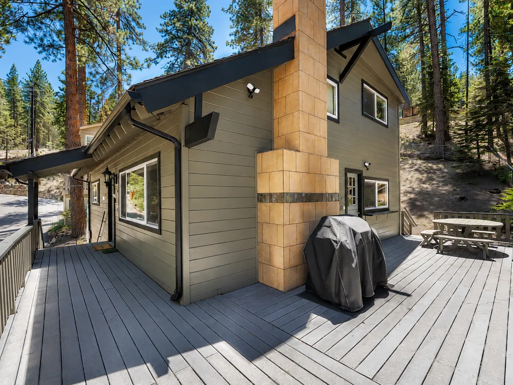 NVH1001- Foothill Folly ·