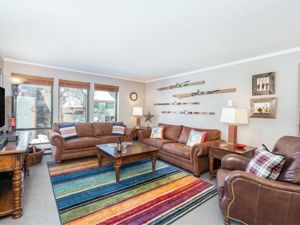 West End Winner- Hot Tub, Parking, Open Kitchen &amp; Living Space