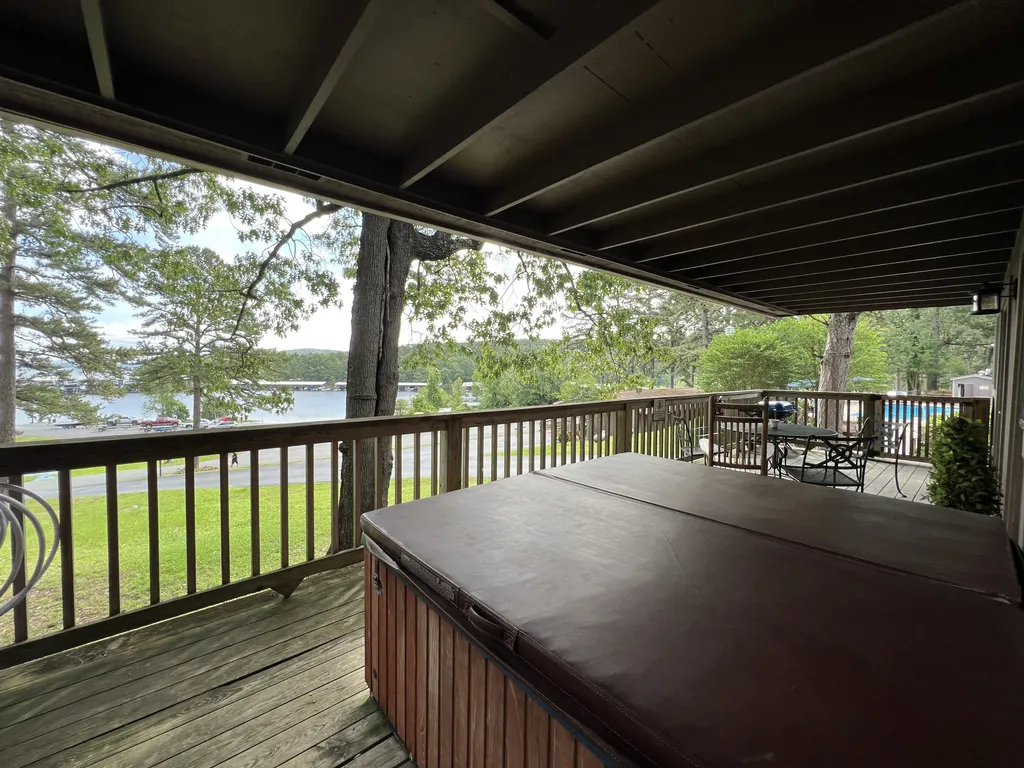 C1- Mountain Harbor Lodge cottage on Lake Ouachita