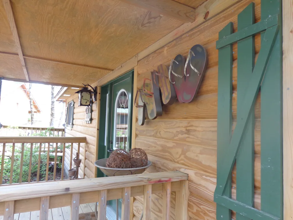 C23- Lake view two bedroom, two bath log-sided cottage with private hot tub overlooking Lake Ouachita