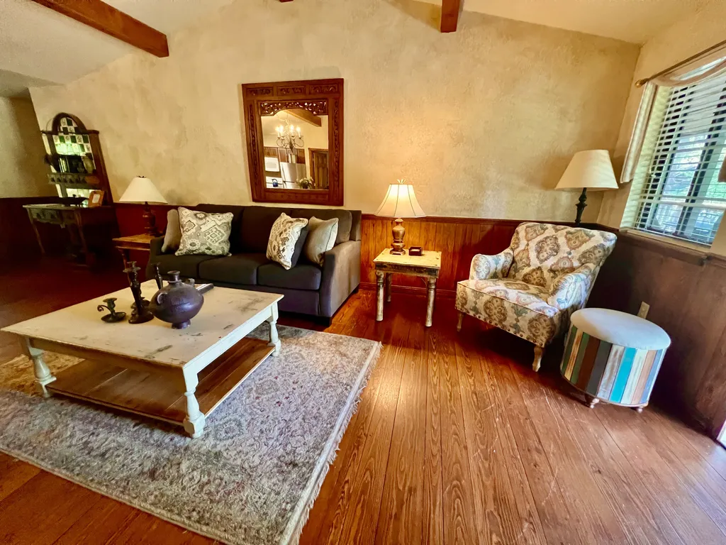 C7- Lake view three bedroom, three bath cottage with hot tub overlooking Lake Ouachita