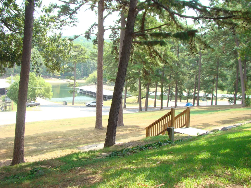 GR5- Mountain Harbor Queen Guest Room on Lake Ouachita