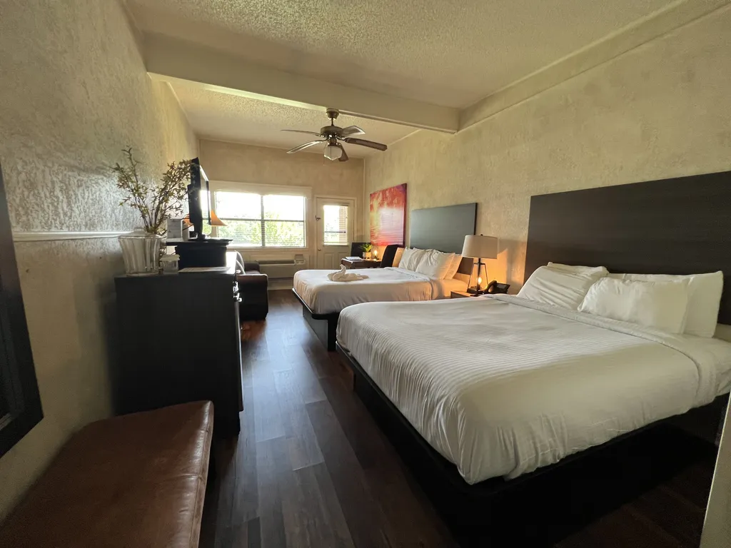 GR4- Mountain Harbor Queen Guest Room on Lake Ouachita