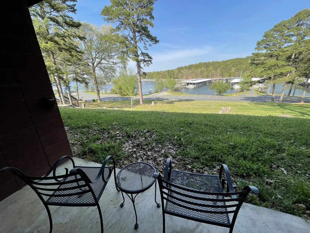 Mountain Harbor King Guest Room on Lake Ouachita