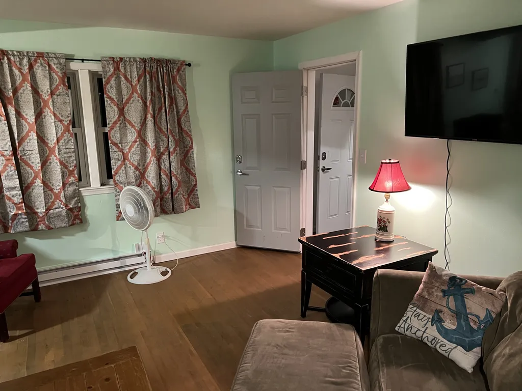 Boat House Ground Floor #2- 1 BR WaterFront, Wifi