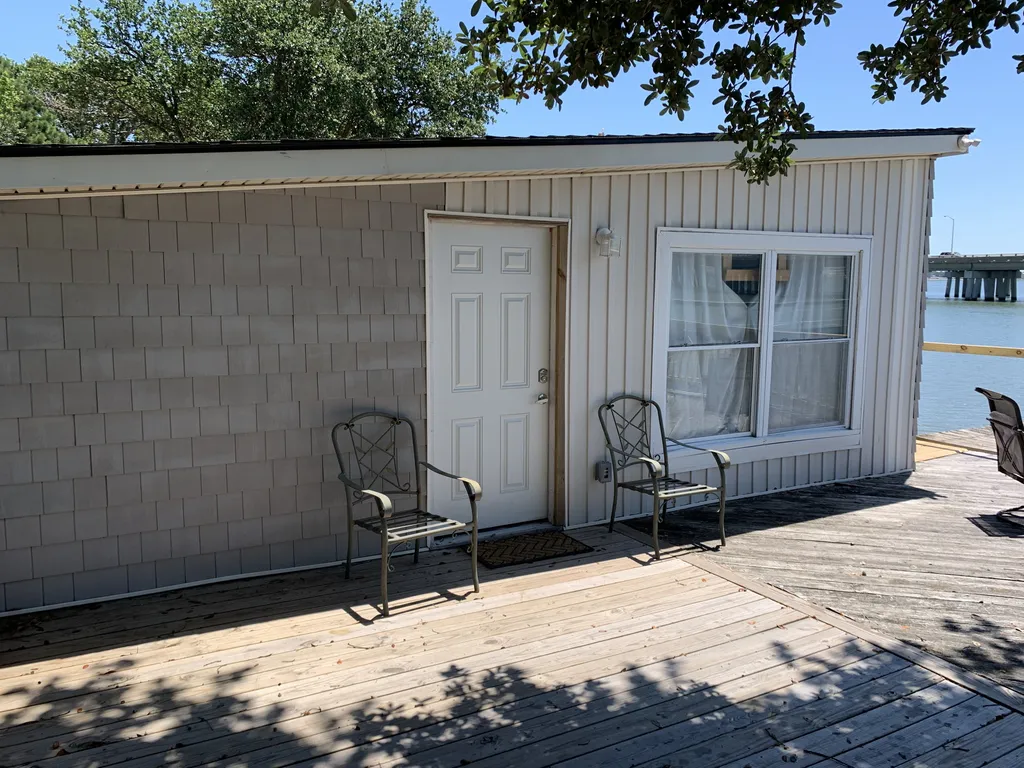 The Boat House- Water Front, WiFi, Pet Friendly