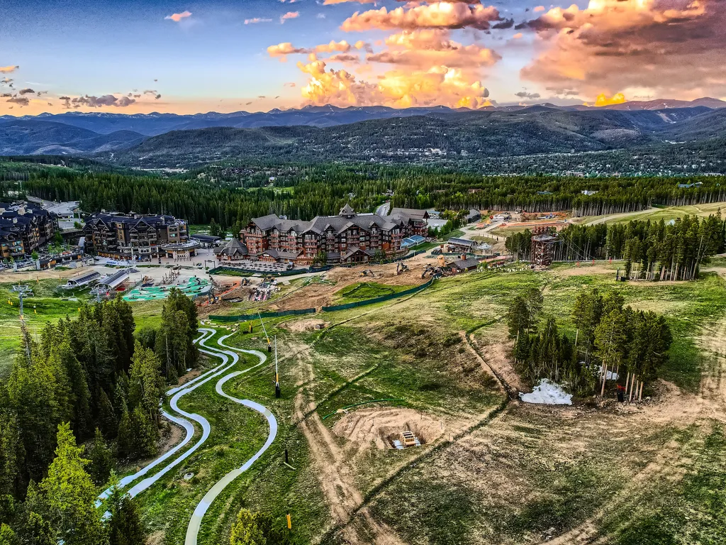 One Ski Hill Escape 8308