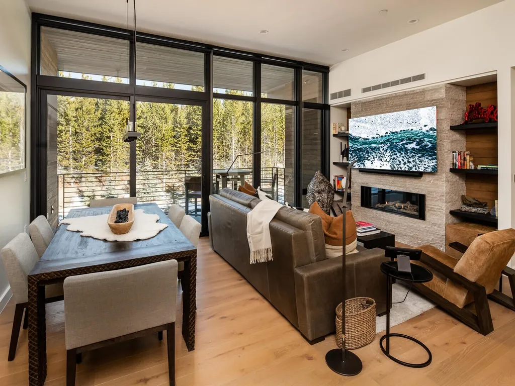 215 LakeLodge
