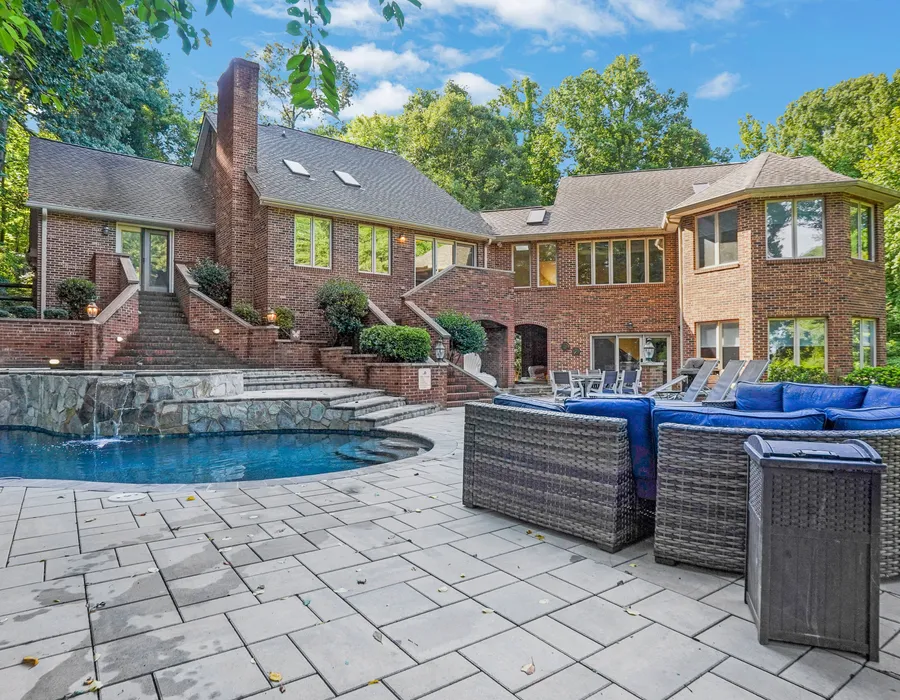 Luxurious Private Lakefront Paradise