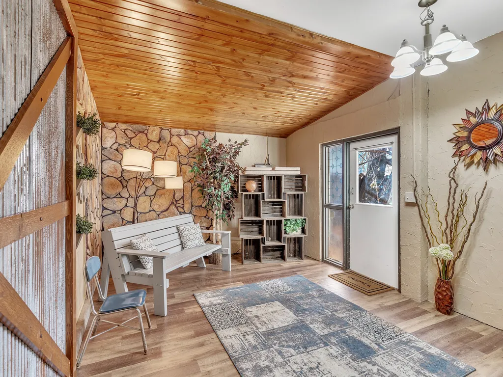 Charming 2 Story Retreat Downtown