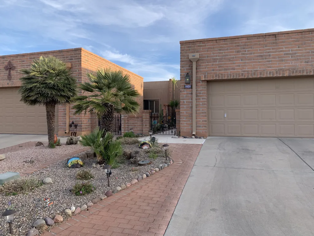 Garden Home with Mountain &amp; Desert Views