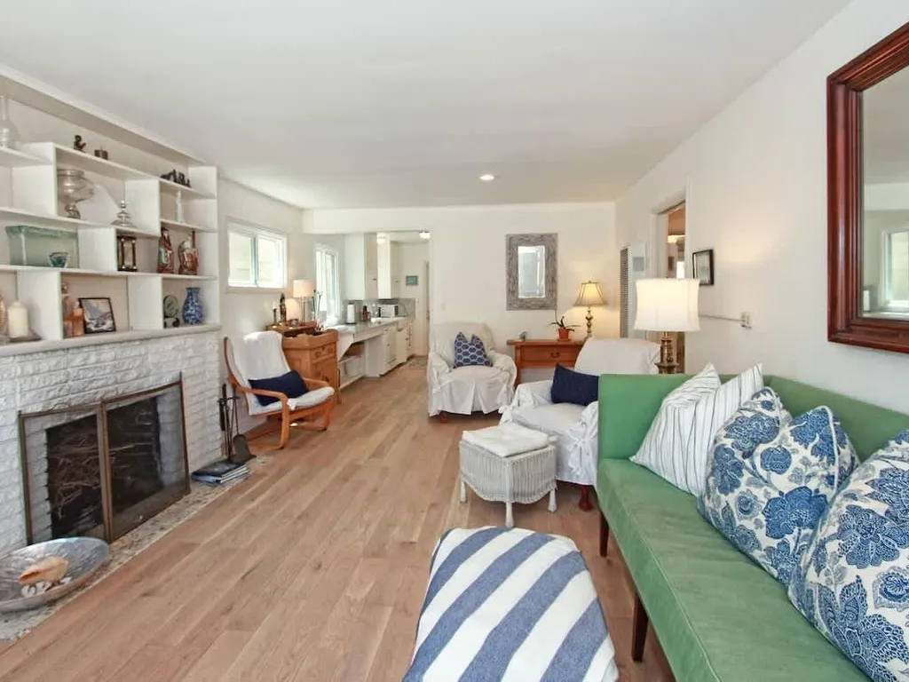 1009 W Bay | Quaint Cottage Steps to Sand