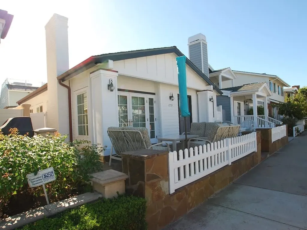 1759 Miramar | Charming 2bdr + Studio in Exclusive Peninsula