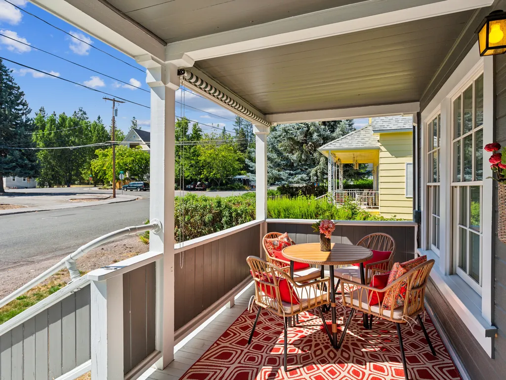 Charming Downtown McCloud Retreat