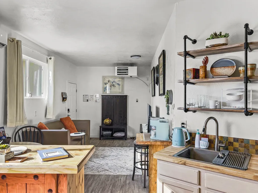 Quaint Monument Retreat