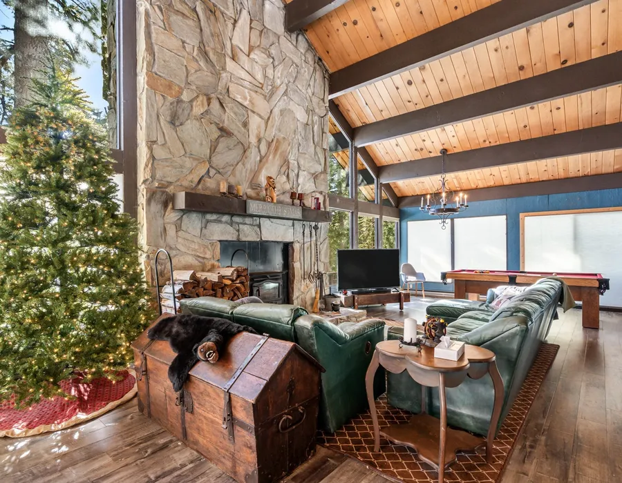 Awesome Home Above the Lake- Dogs Welcome VH315