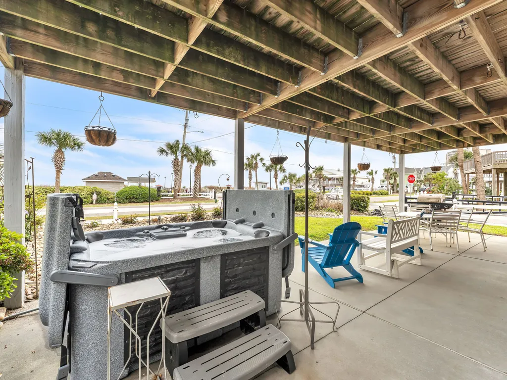 Charming Lower Unit Apt- Across the Street from the Beach