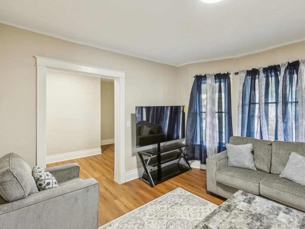 Cozy Upper Flat Minutes from Niagara Falls