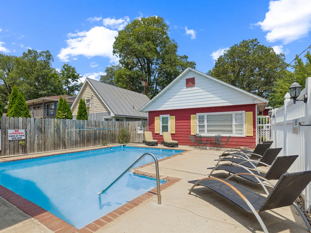 Dave's Last Resort Poolside- Long Stay Discount- Charming Cabin 1